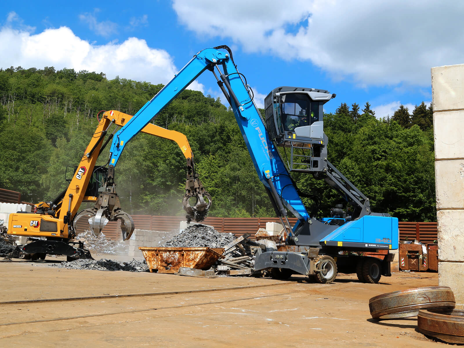 Umschlagbagger Fuchs MHL340 und CAT MH3026