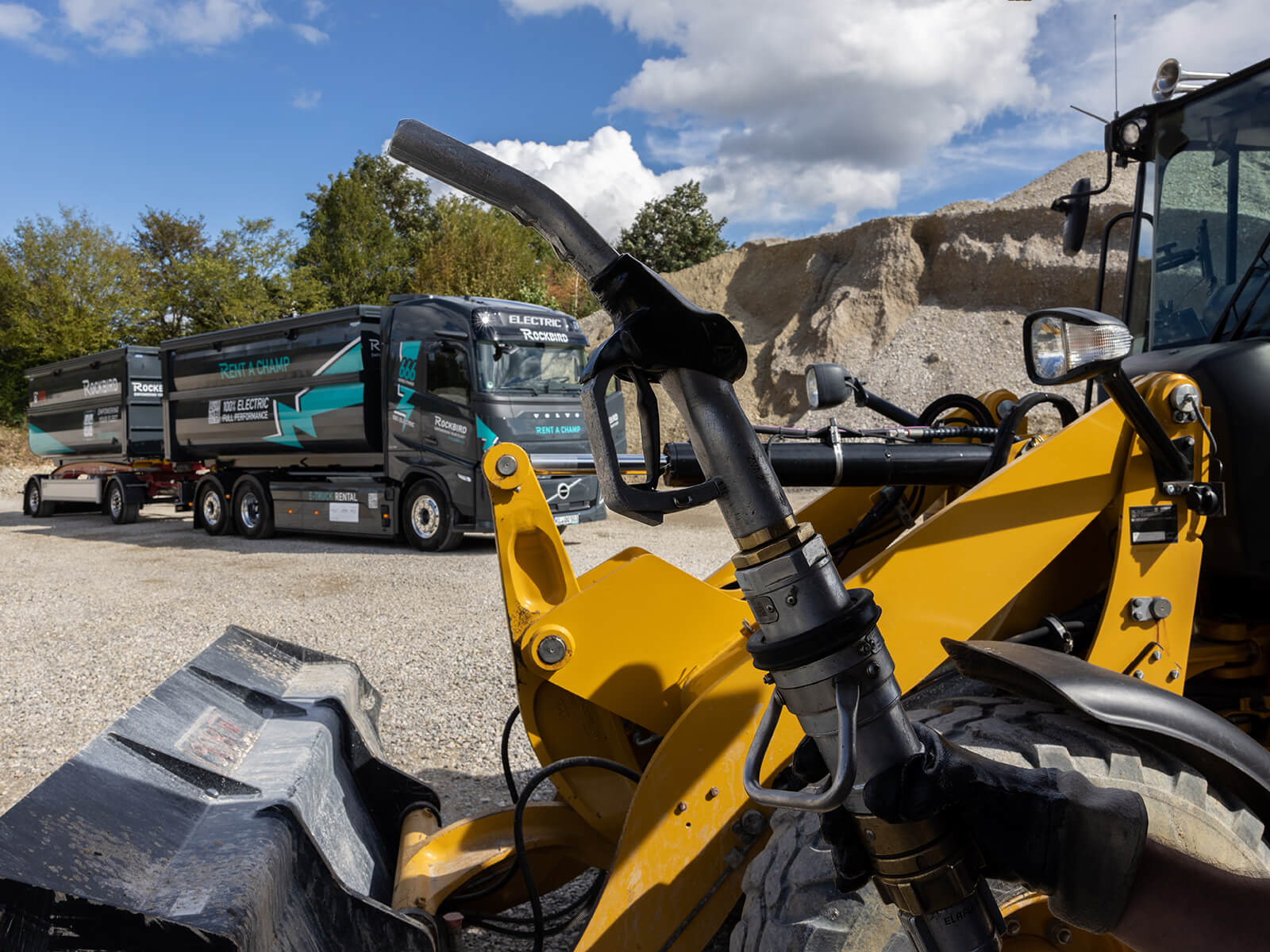 Radlader und E-LKW aus Mietflotte